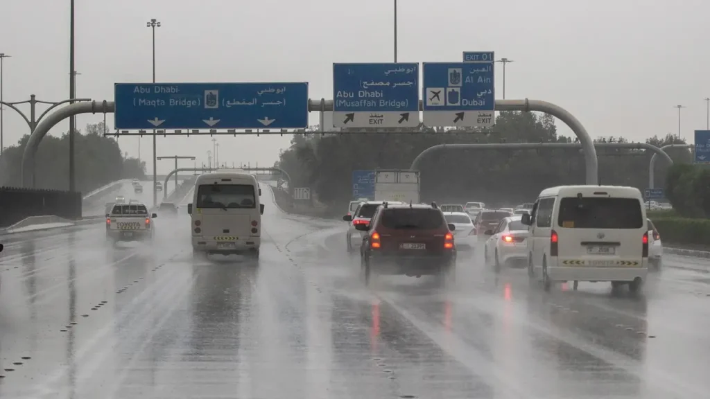 فرص هطول الأمطار مستمرة على الدولة حتى يوم الجمعة المقبلة